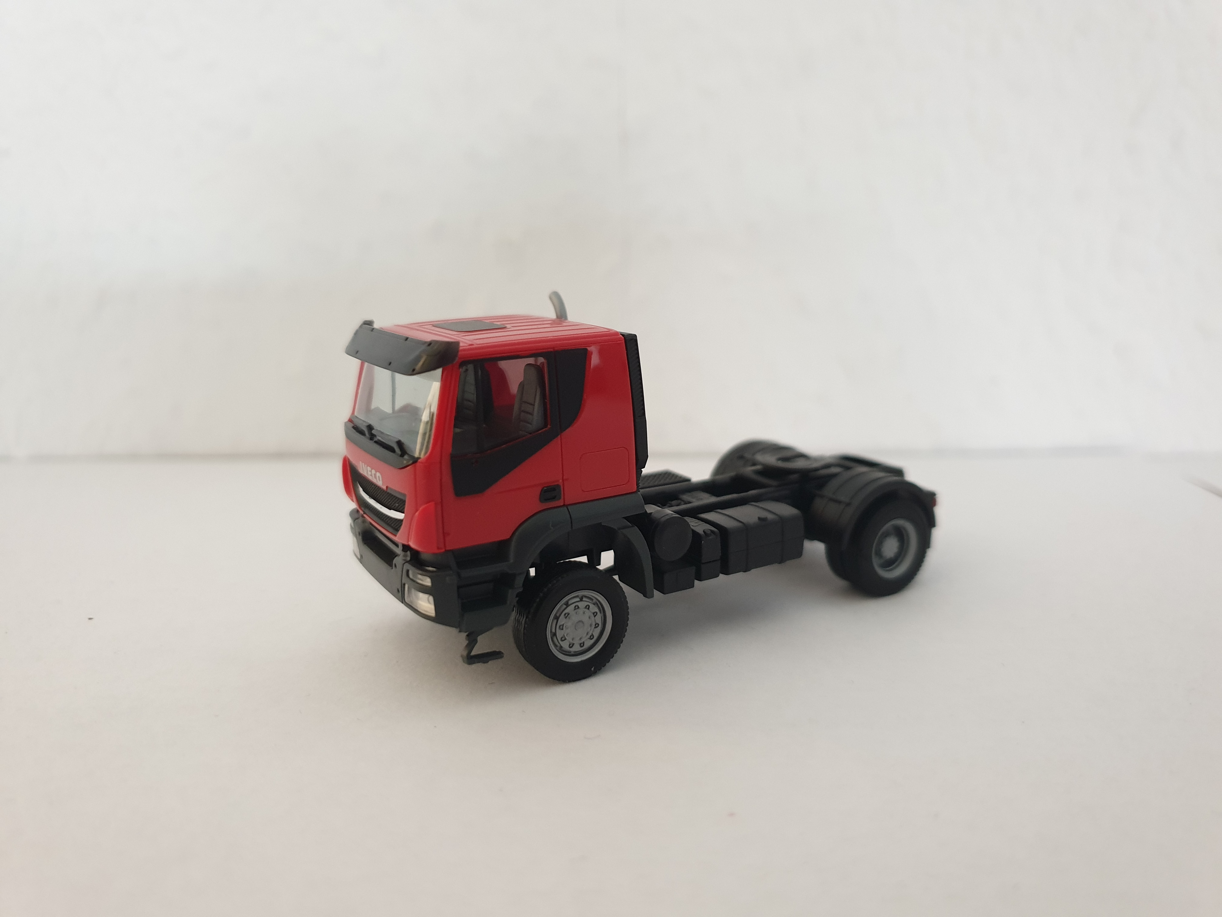 Herpa IVECO Trakker 2-achs Zugmaschine rot 