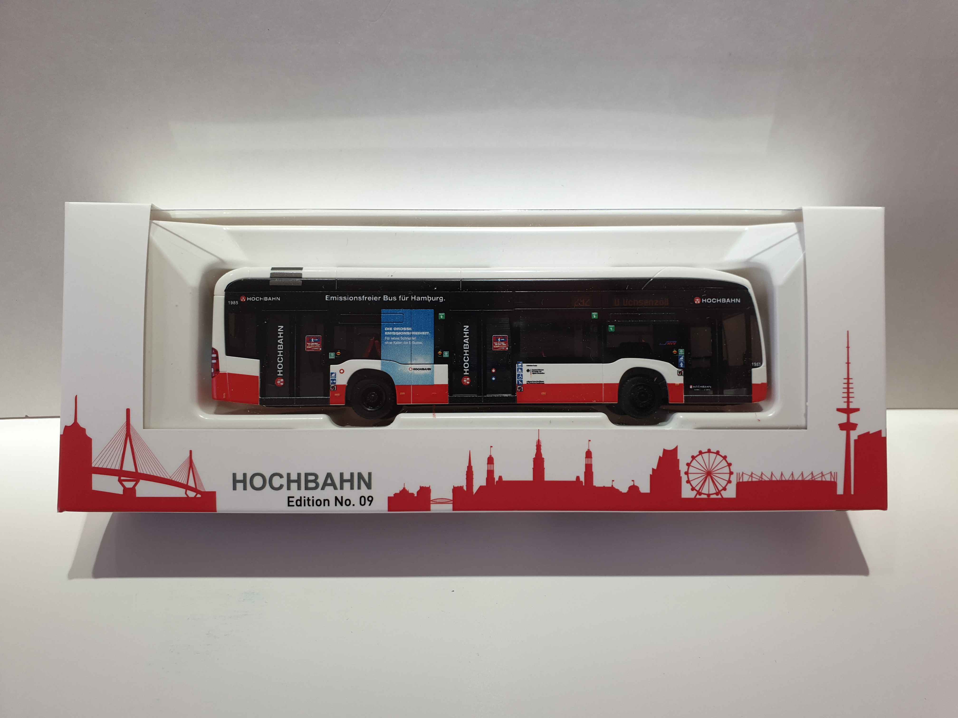 Rietze MB eCitaro 2015 Hamburger Hochbahn Edition 9 mit Hochbahnwerbung " Emissionsfreiheit " - Wagennummer 1985- Zielanzeige Linie 292 U Ochsenzoll