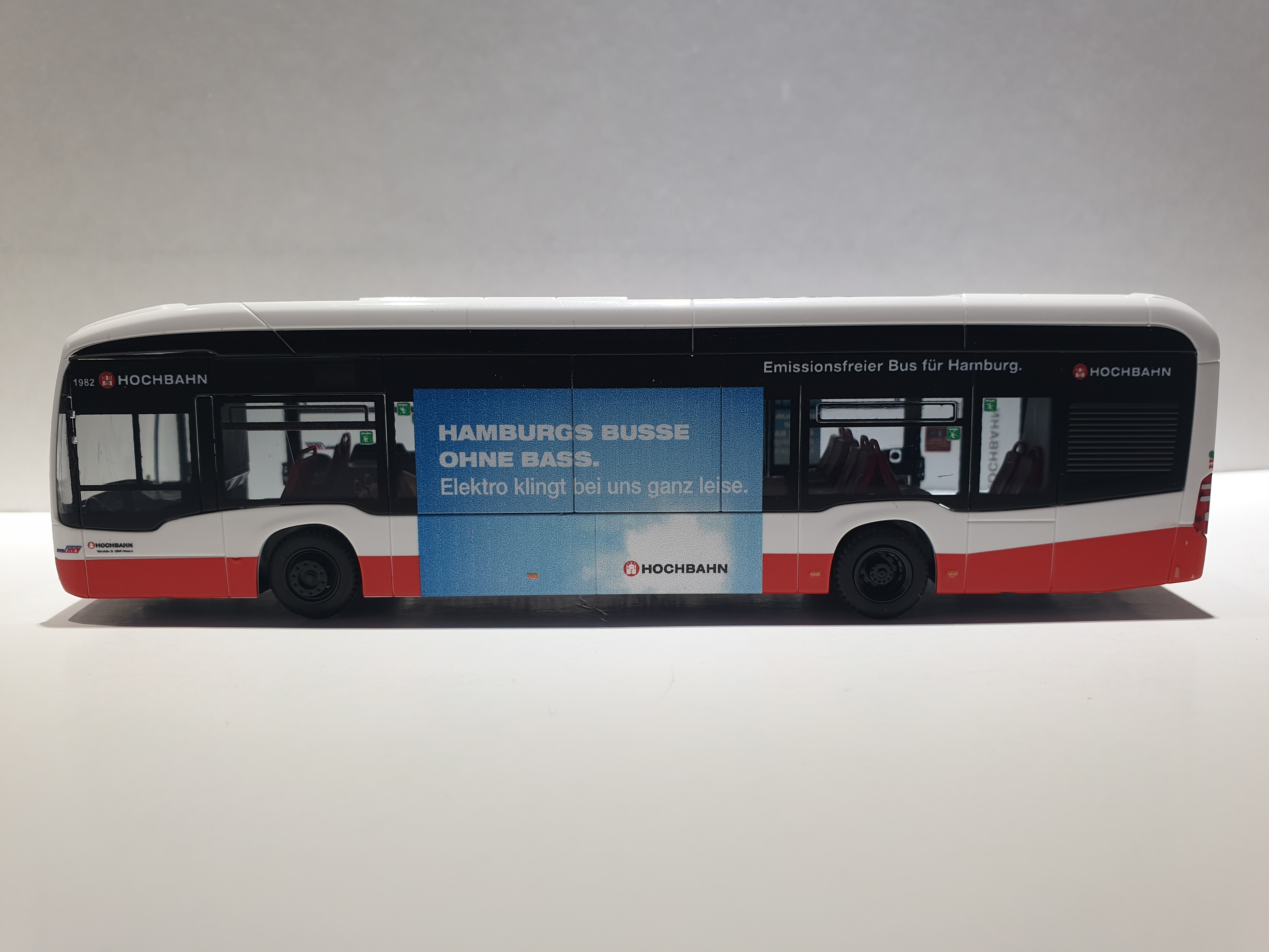 Rietze MB eCitaro 2015 Hamburger Hochbahn Edition 9 mit Hochbahnwerbung " Hamburgs Busse ohne Bass " - Wagennummer 1982- Zielanzeige Linie 292 Hamburg Airport 