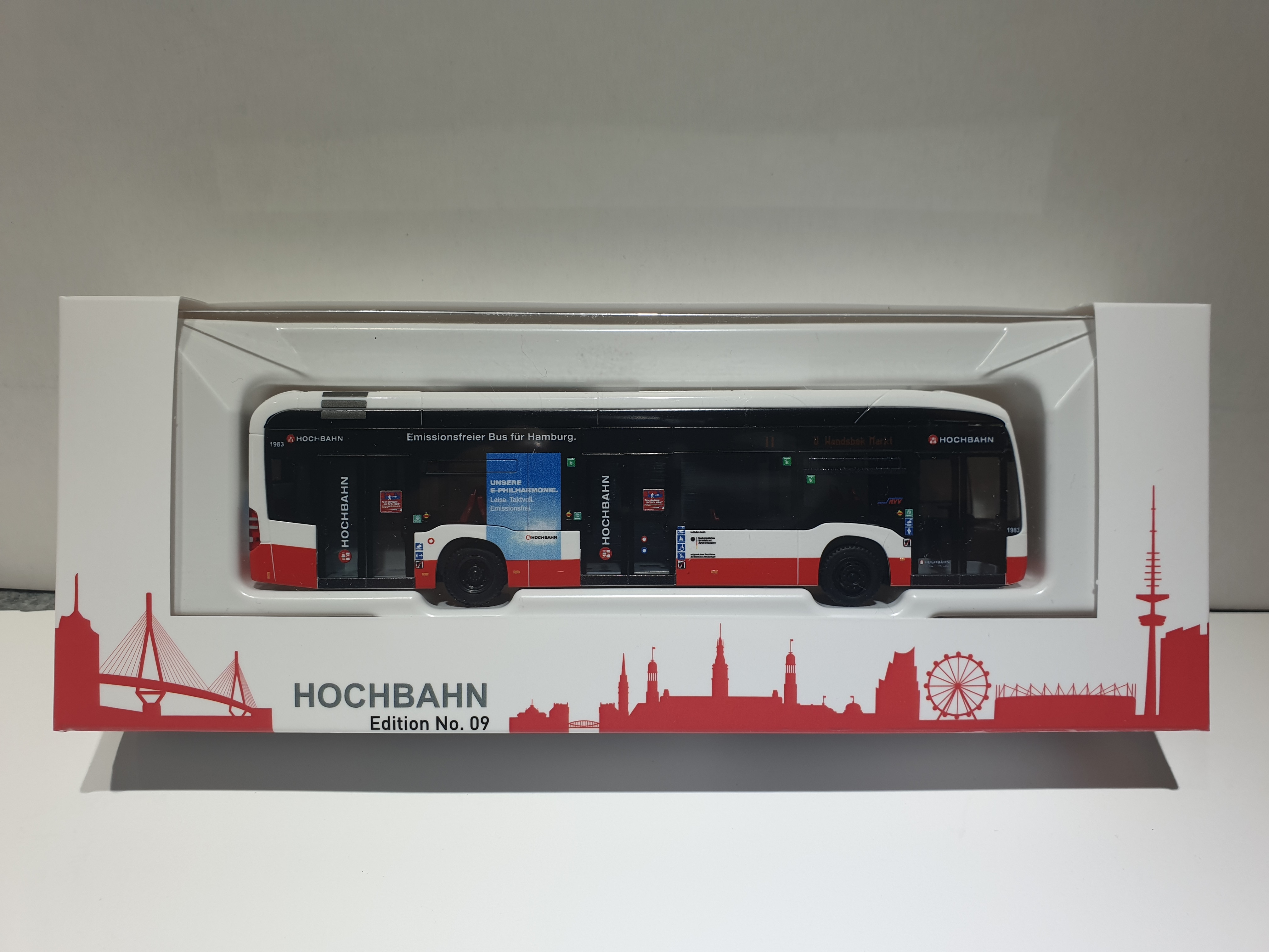Rietze MB eCitaro 2015 Hamburger Hochbahn Edition 9 mit Hochbahnwerbung " E-Philharmonie " - Wagennummer 1983- Zielanzeige Linie 11 U Wandsbek Markt 