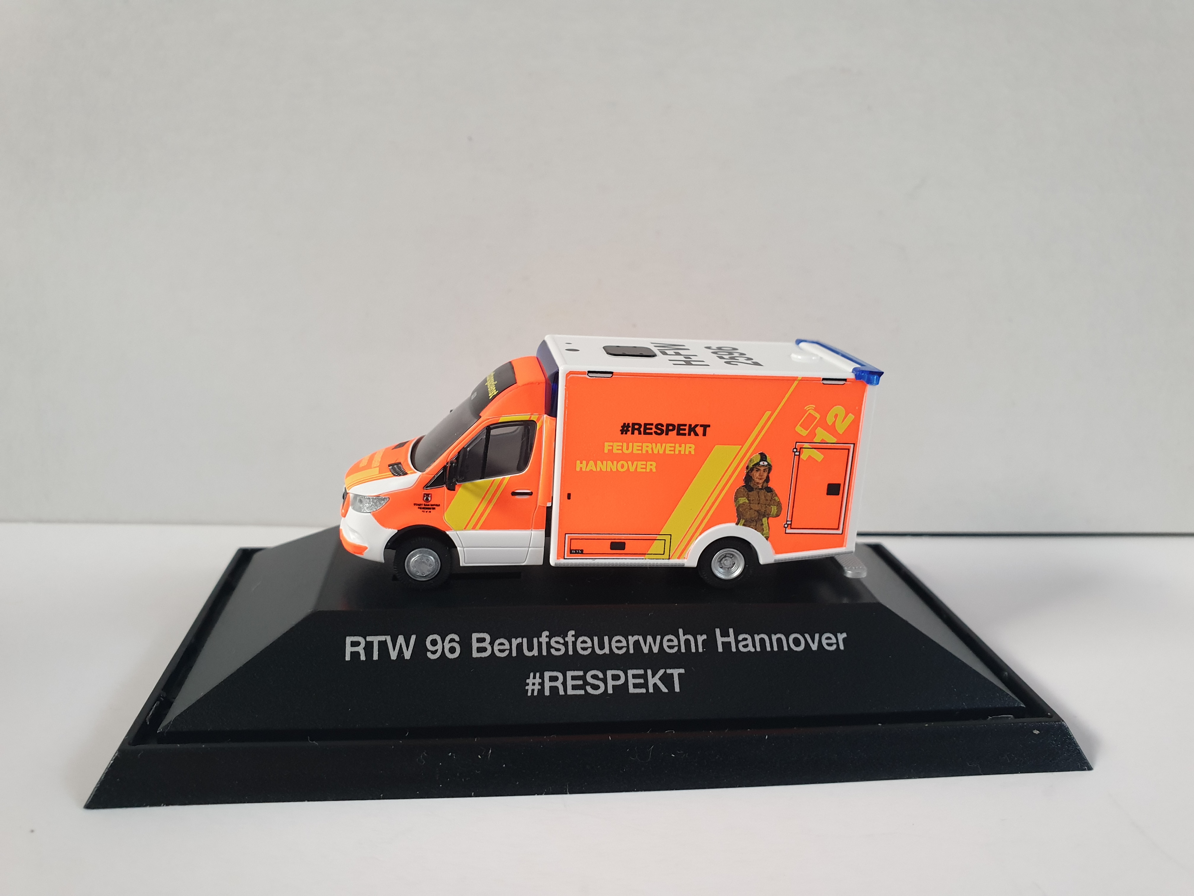 Rietze MB Sprinter 18 WAS- Koffer RTW BF Hannover ( RTW 96 ) in einer PC-Box, Interschutz `26 " # RESPEKT "