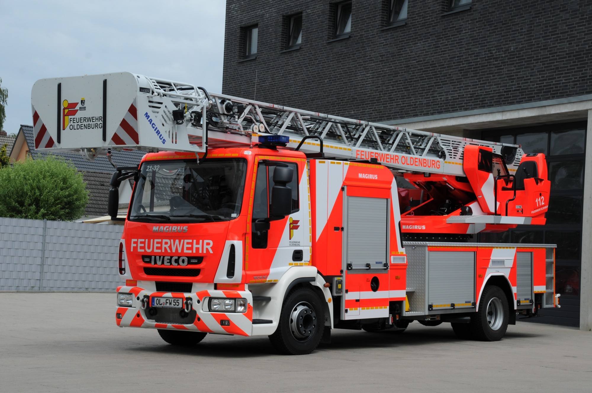 What is the title of this picture ? German Firetruck with Ladder / DLK Drehleiter Minecraft Map