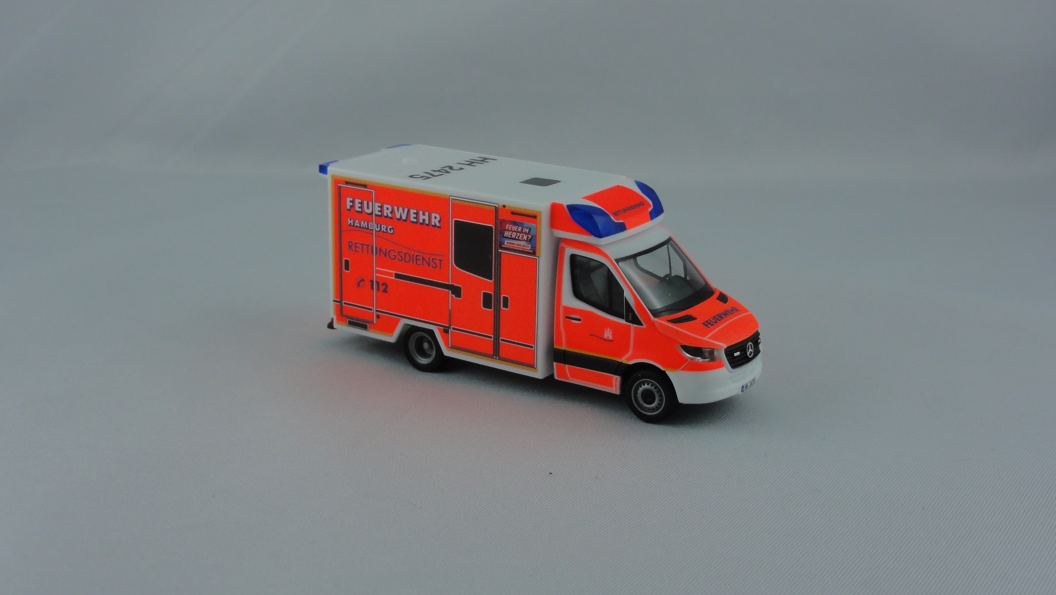 Herpa MB Sprinter18 RTW BF Hamburg -Prototyp-, HH 2475