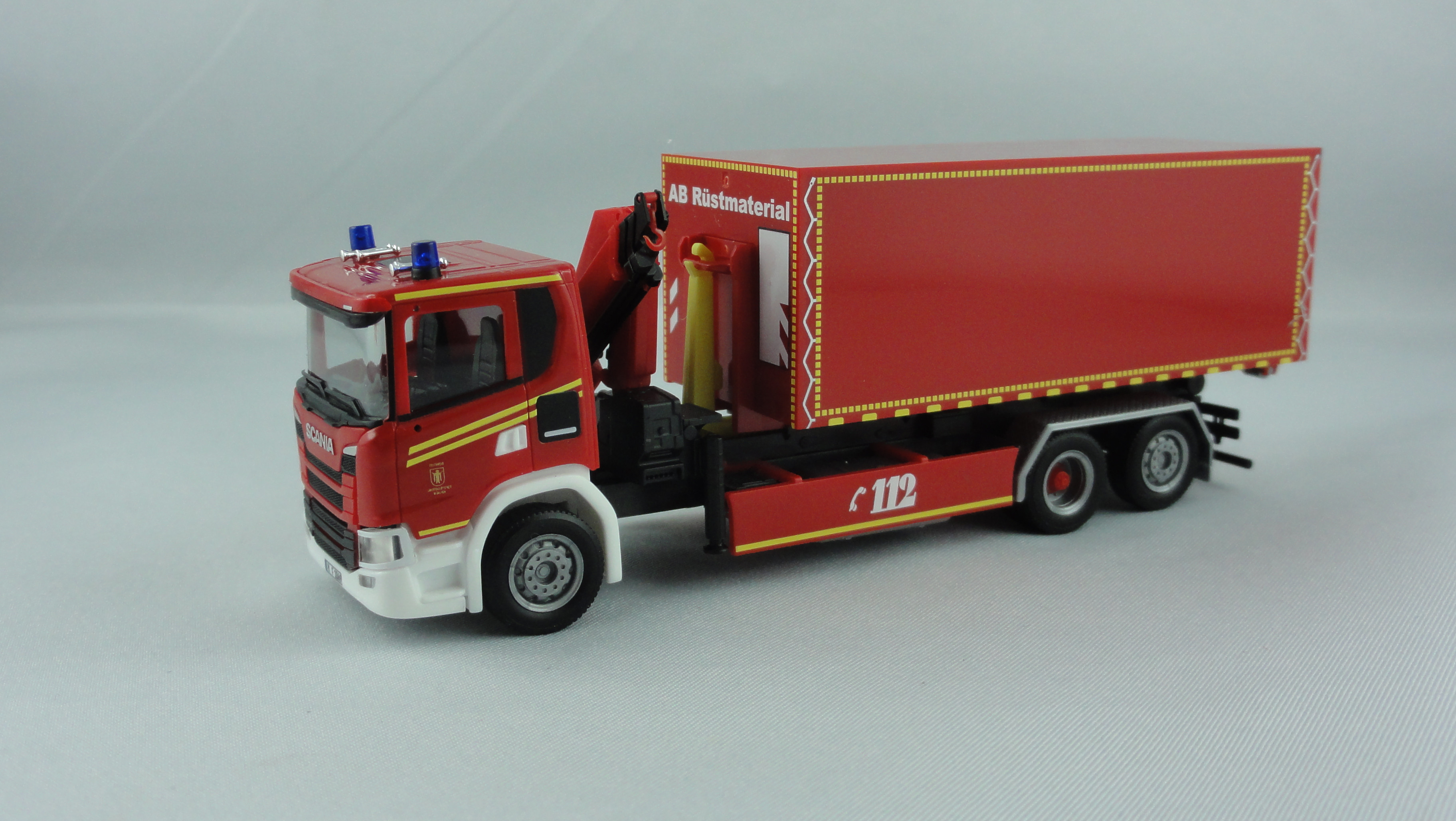 Herpa Scania CG 17 WLF mit Kran Feuerwehr (BF) München  FW 6 mit AB Rüstmaterial.