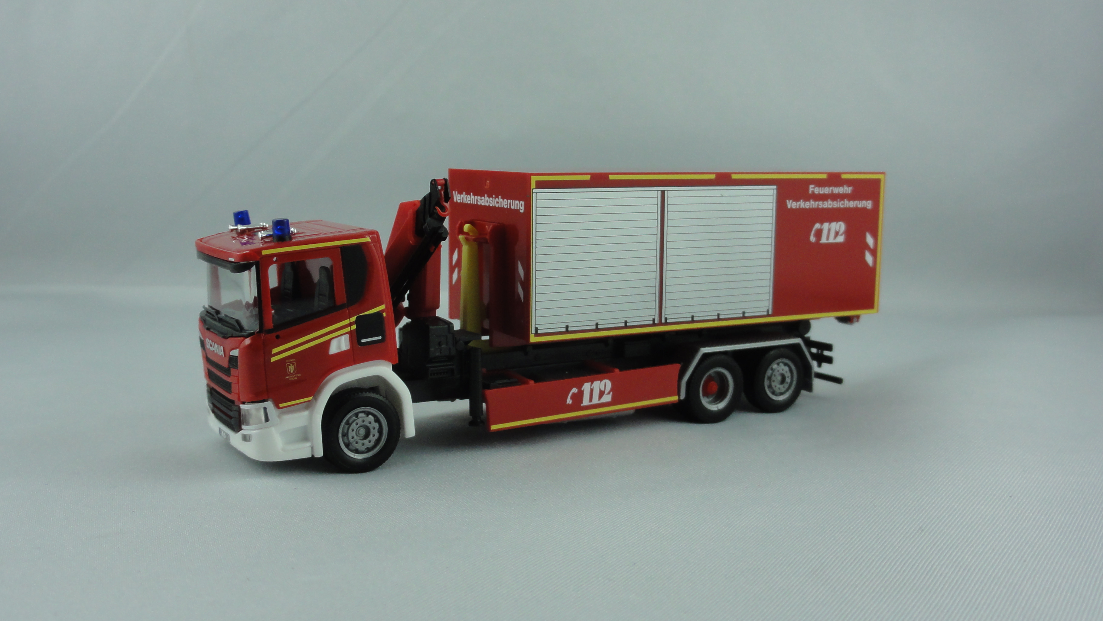 Herpa Scania CG 17 WLF mit Kran Feuerwehr (BF) München  FW 9 mit AB Verkehrsabsicherung.