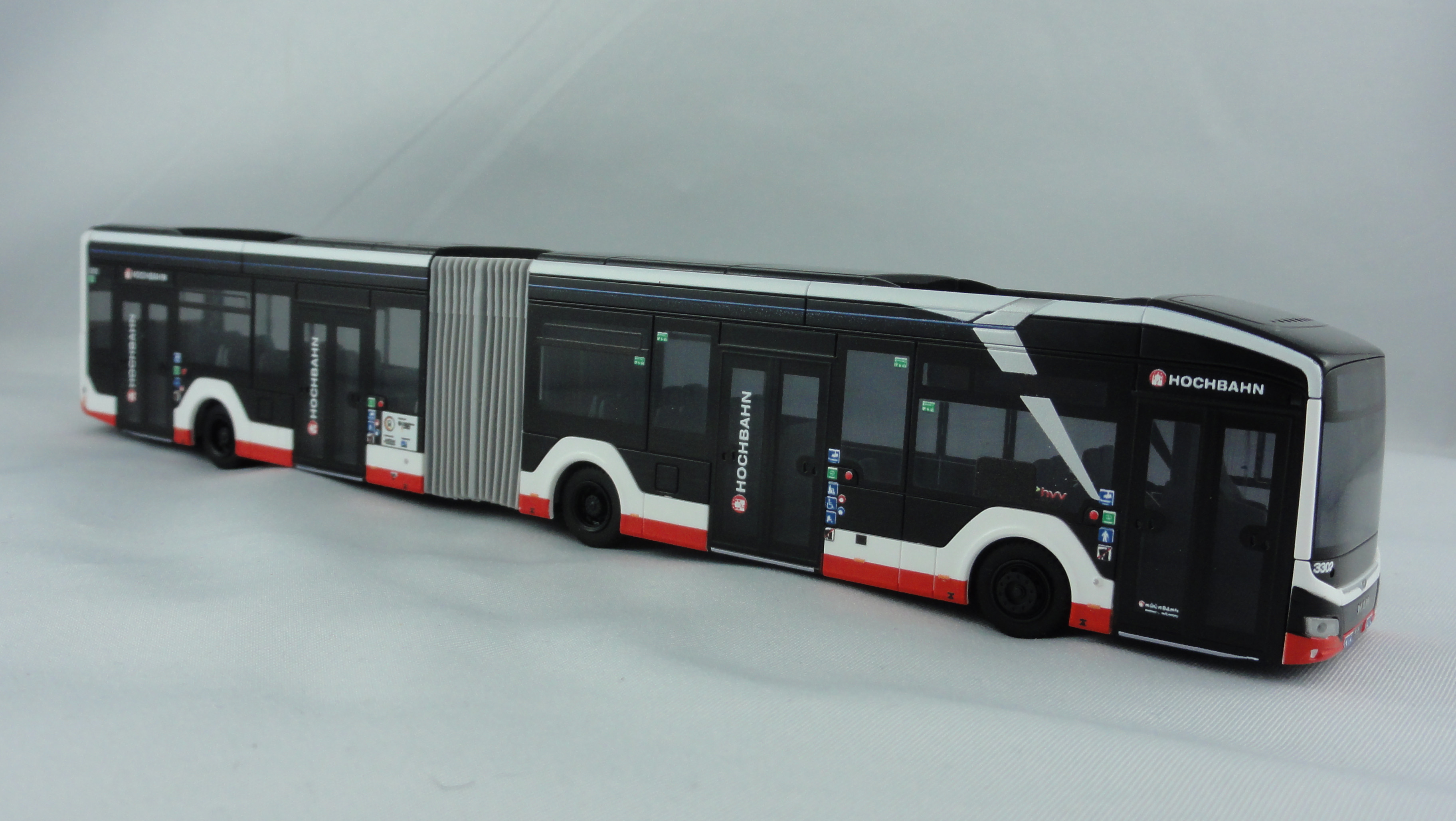 Rietze MAN Lion`s City 18 E " Hamburger Hochbahn ", Linie 111 Bf Altona üb Elbphilarmonie