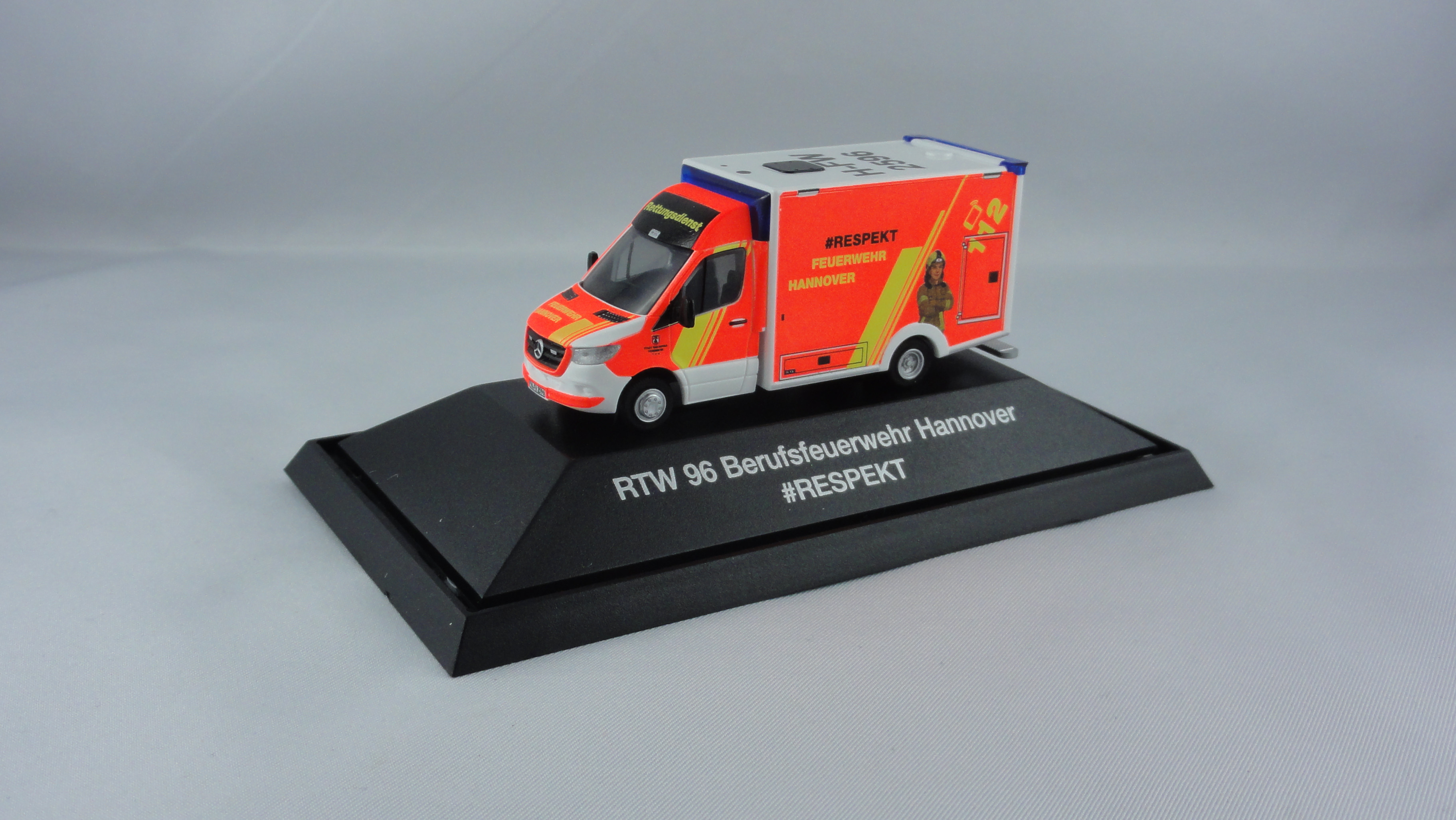 Rietze MB Sprinter 18 WAS- Koffer RTW BF Hannover ( RTW 96 ) in einer PC-Box, Interschutz `26 " # RESPEKT "