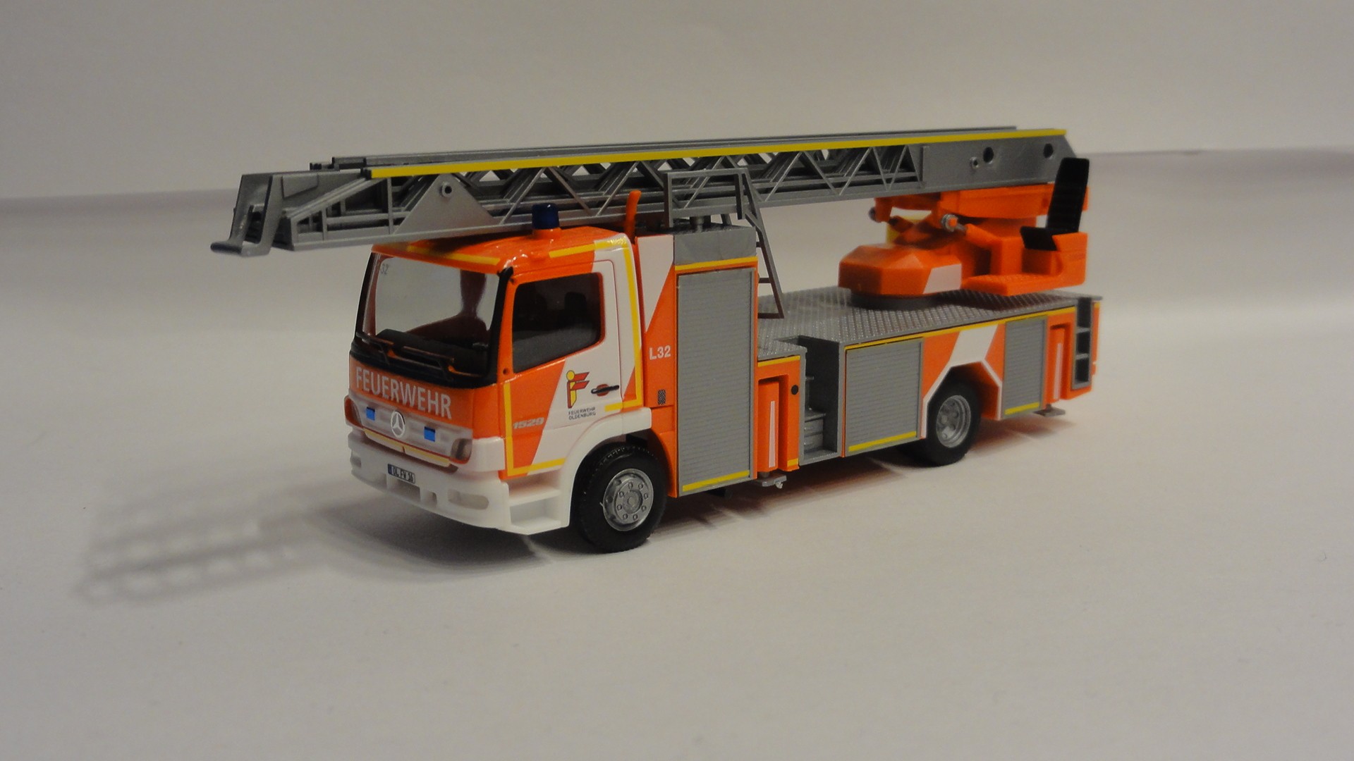 Herpa MB Atego 04 DLK L 32 BF Oldenburg