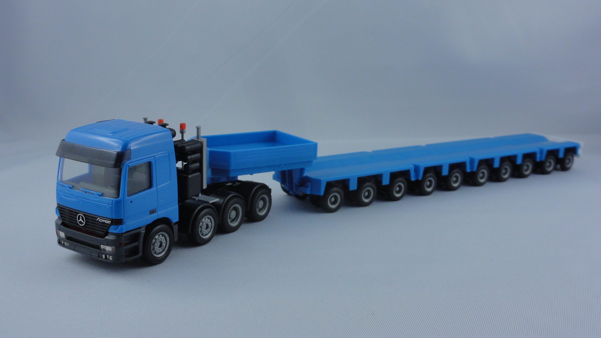 Herpa MB Actros Schwerlast-LKW mit Goldhofer Tieflader