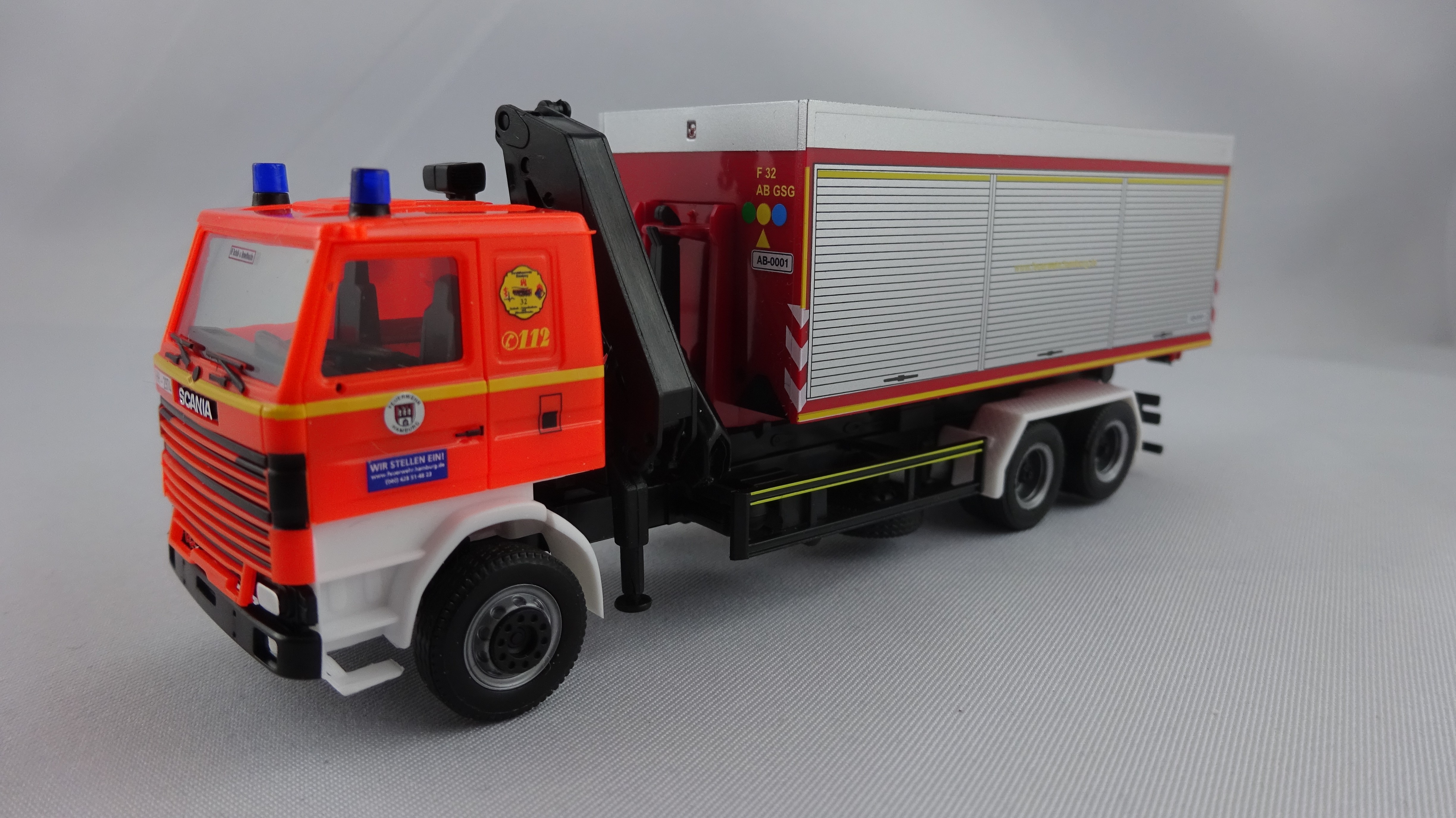 Herpa Scania 142 WLF Feuerwehr Hamburg (BF) mit AB GSG
