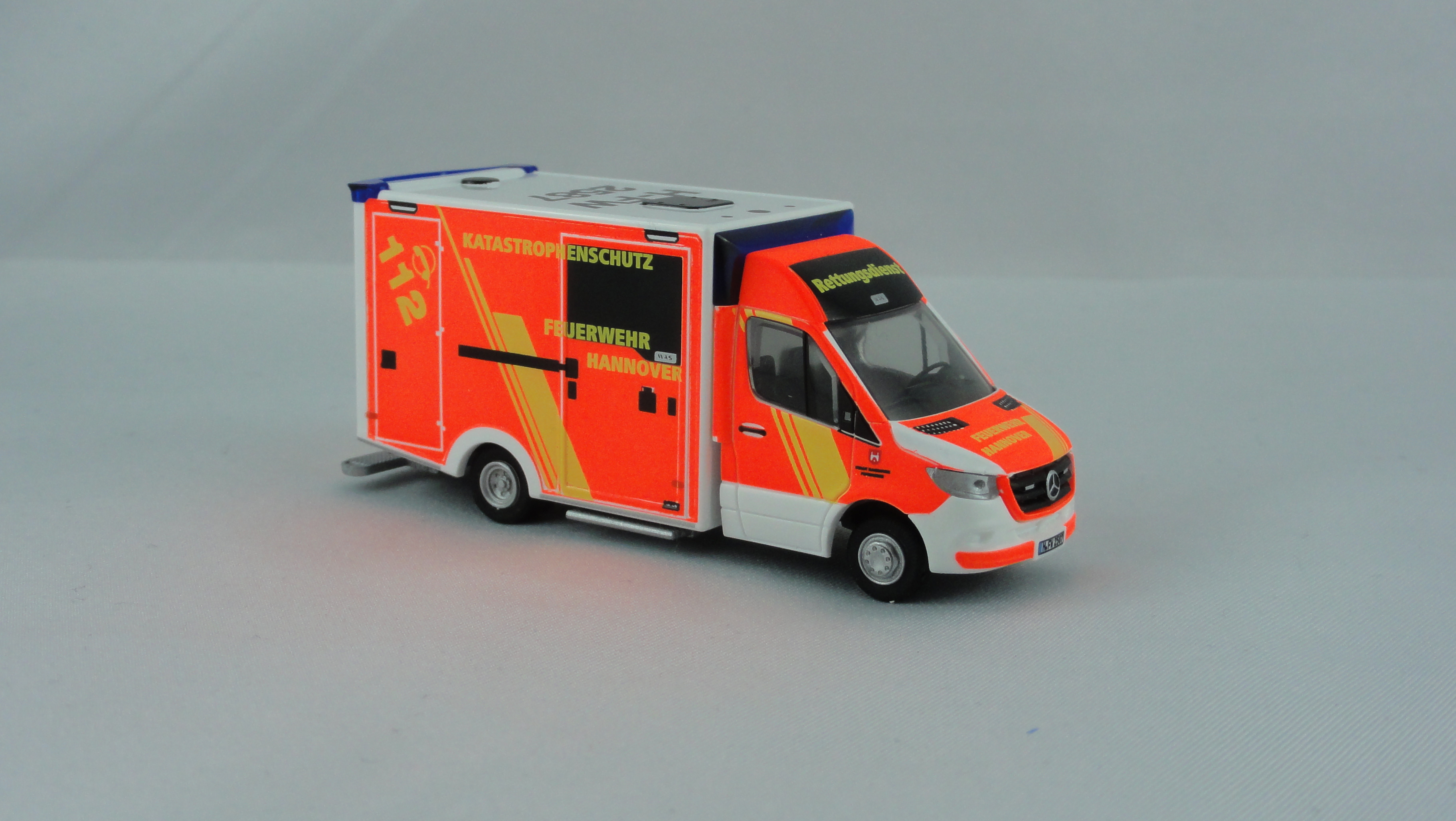 Rietze MB Sprinter 18 WAS- Koffer RTW BF Hannover ( RTW 87 von der FRW 3 )