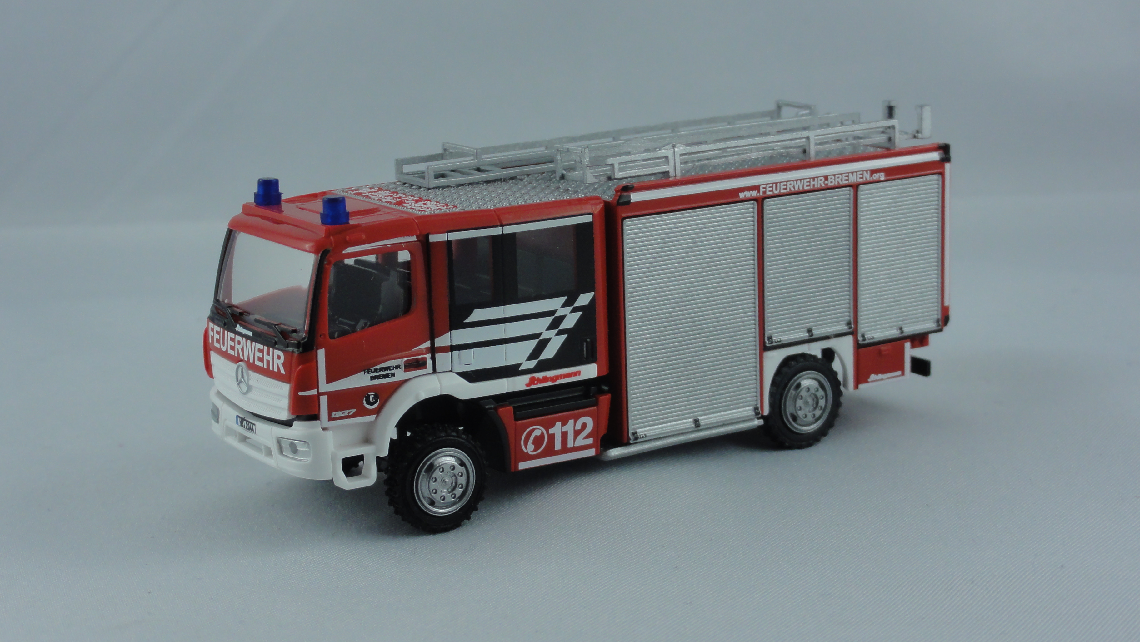 Rietze MB Atego 13 Schlingmann / Varus  LF 10 Feuerwehr Bremen Arsten mit  KFZ-Kennzeichen HB-2044