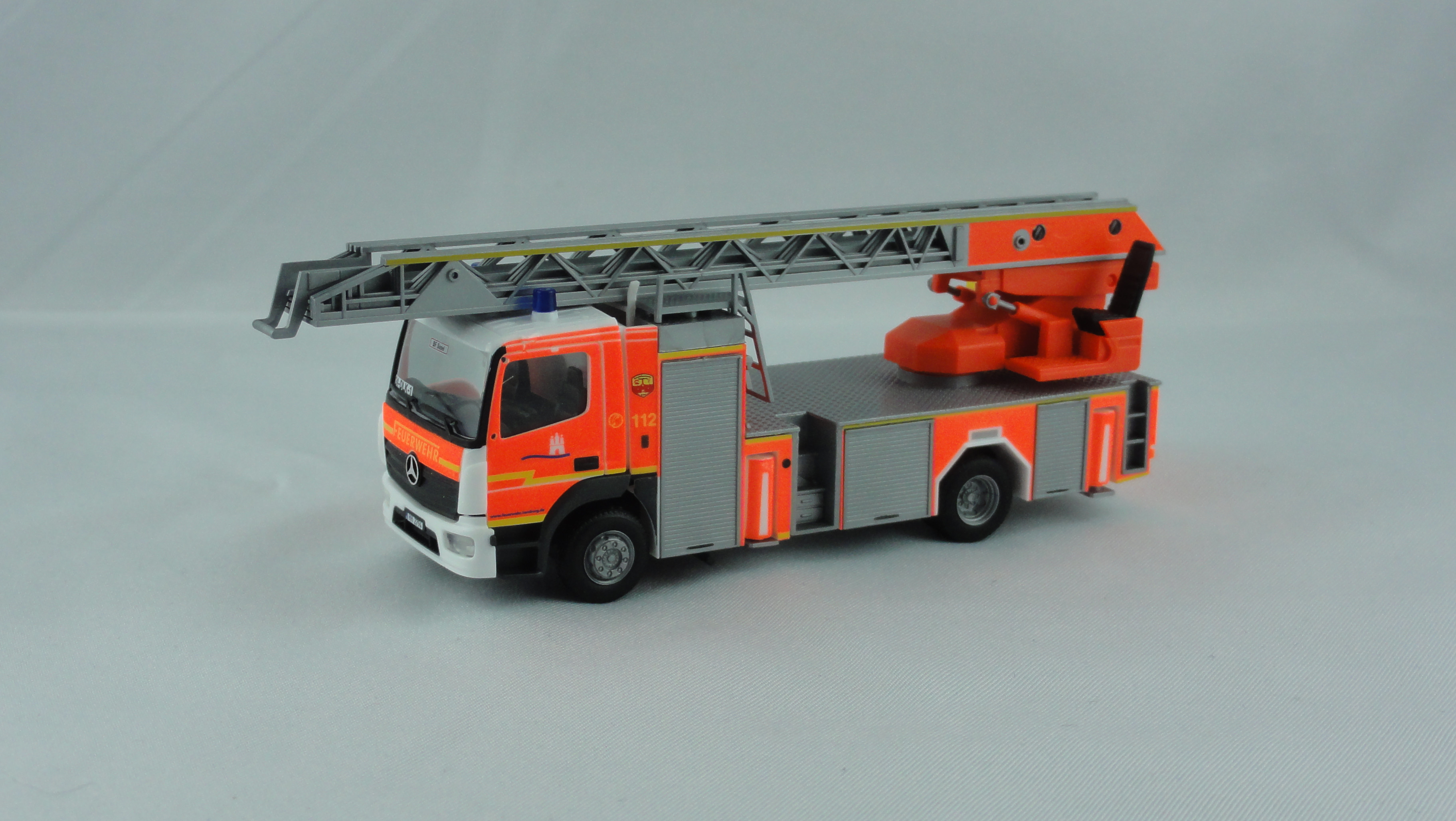 Herpa  MB Atego 13 DLK L32 Feuerwehr Hamburg Sasel (BF)