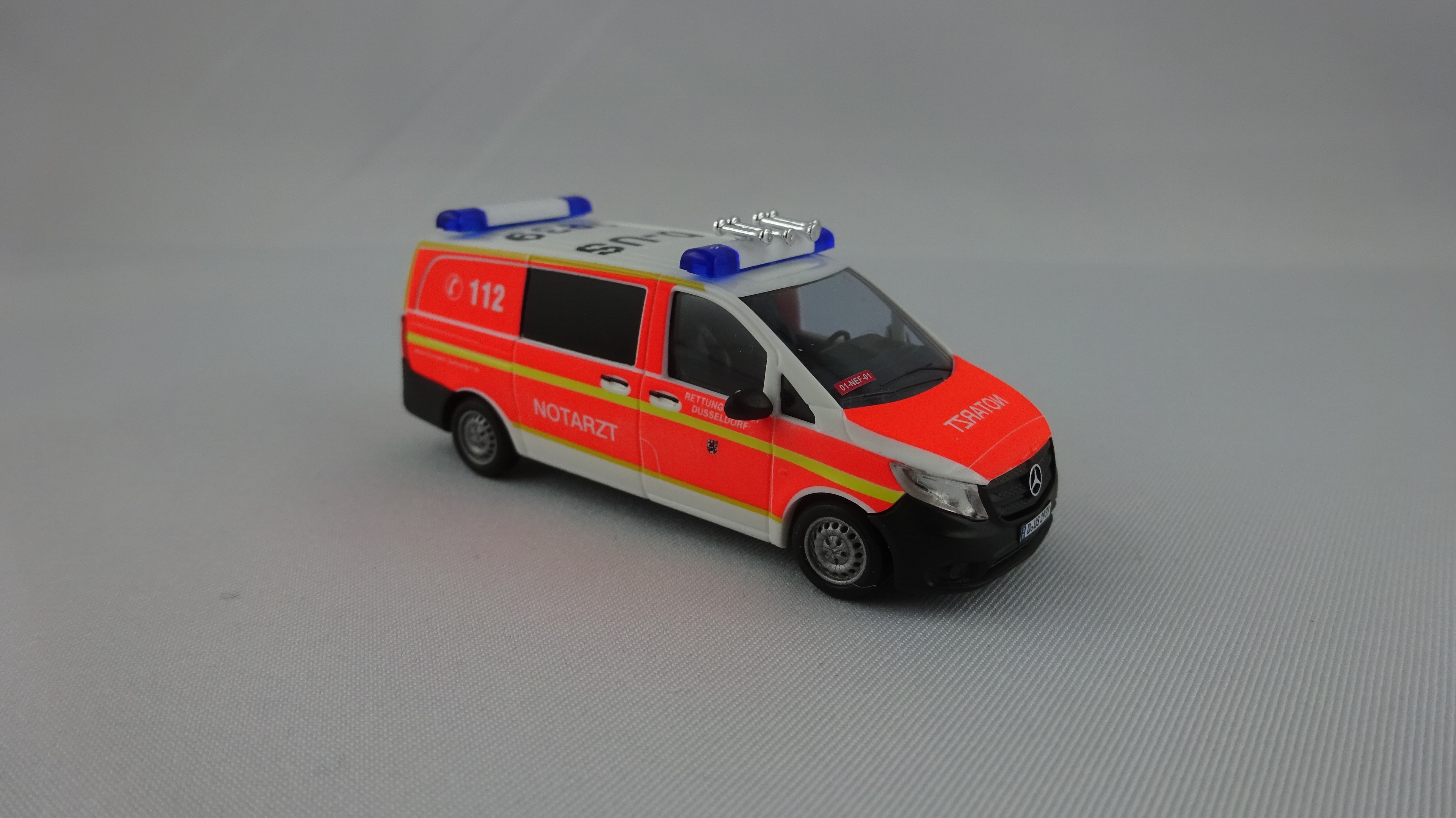 Busch MB Vito`14 NEF, 01-NEF-01, Feuerwehr Düsseldorf, D-US 2939, Auflage 125 Stück -Einzelstück-