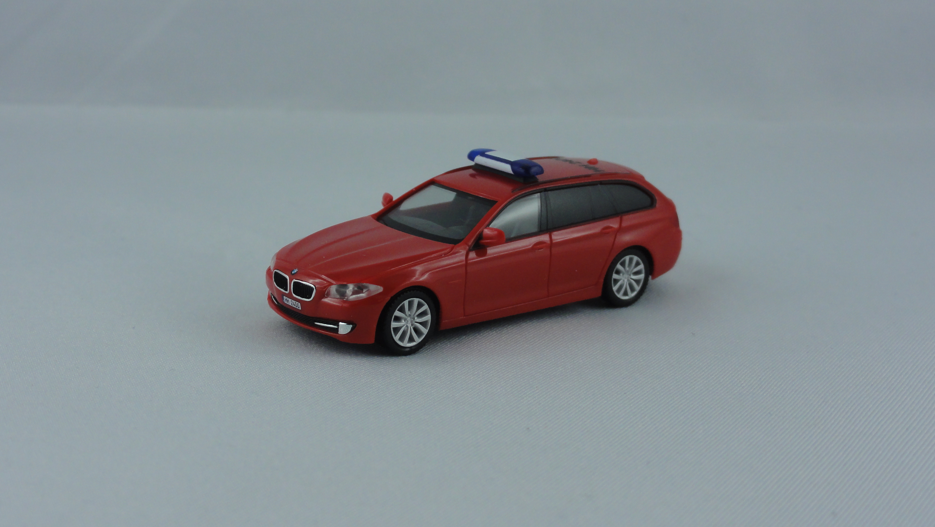 Herpa BMW 5er Touring Amtsleiterfahrzeug (BF) Feuerwehr Hamburg,(Sondermodell)