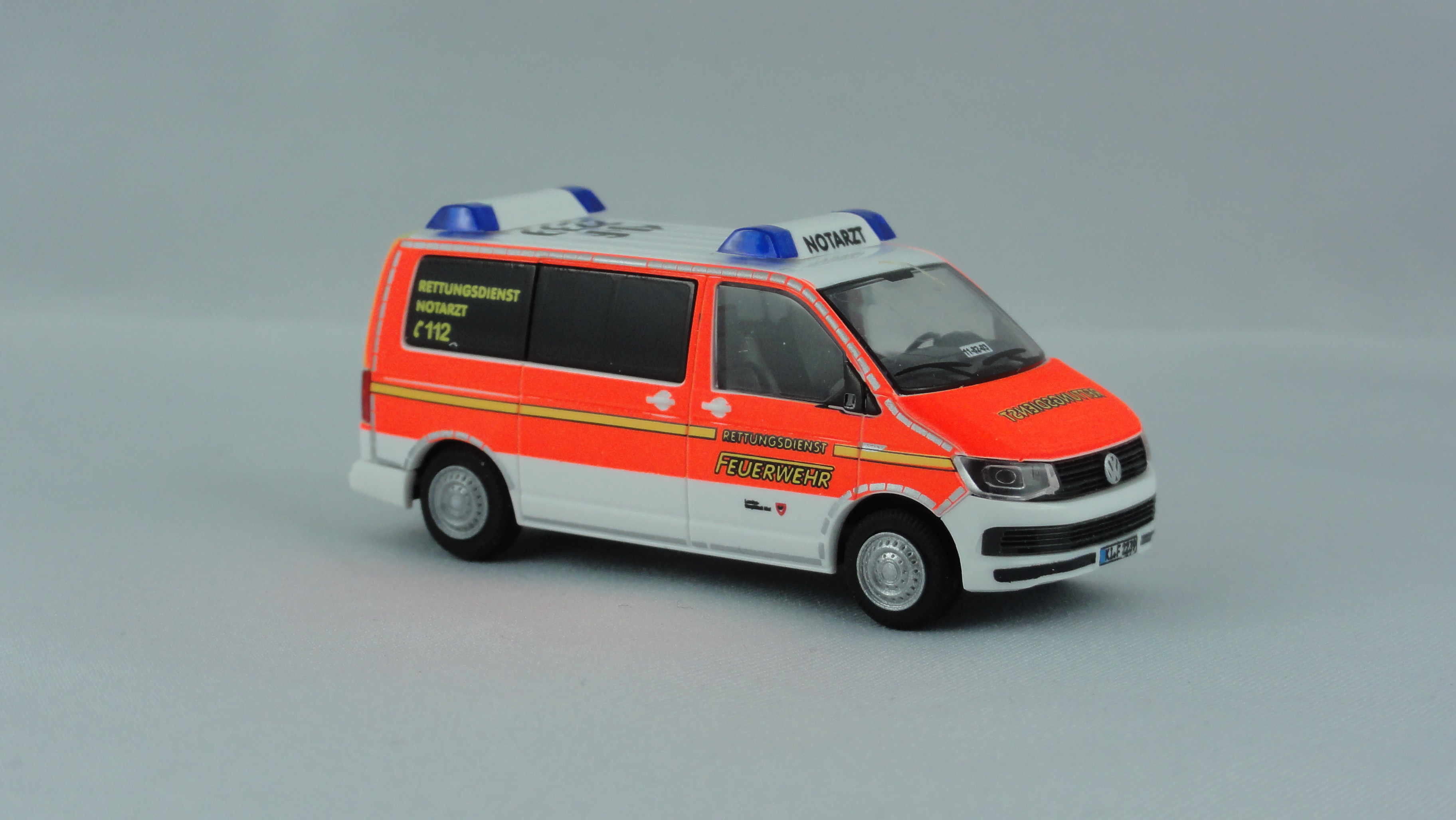 Rietze VW T6, NEF 11-82-03 Feuerwehr Kiel (BF), Ki-F 2239 (altes Design)