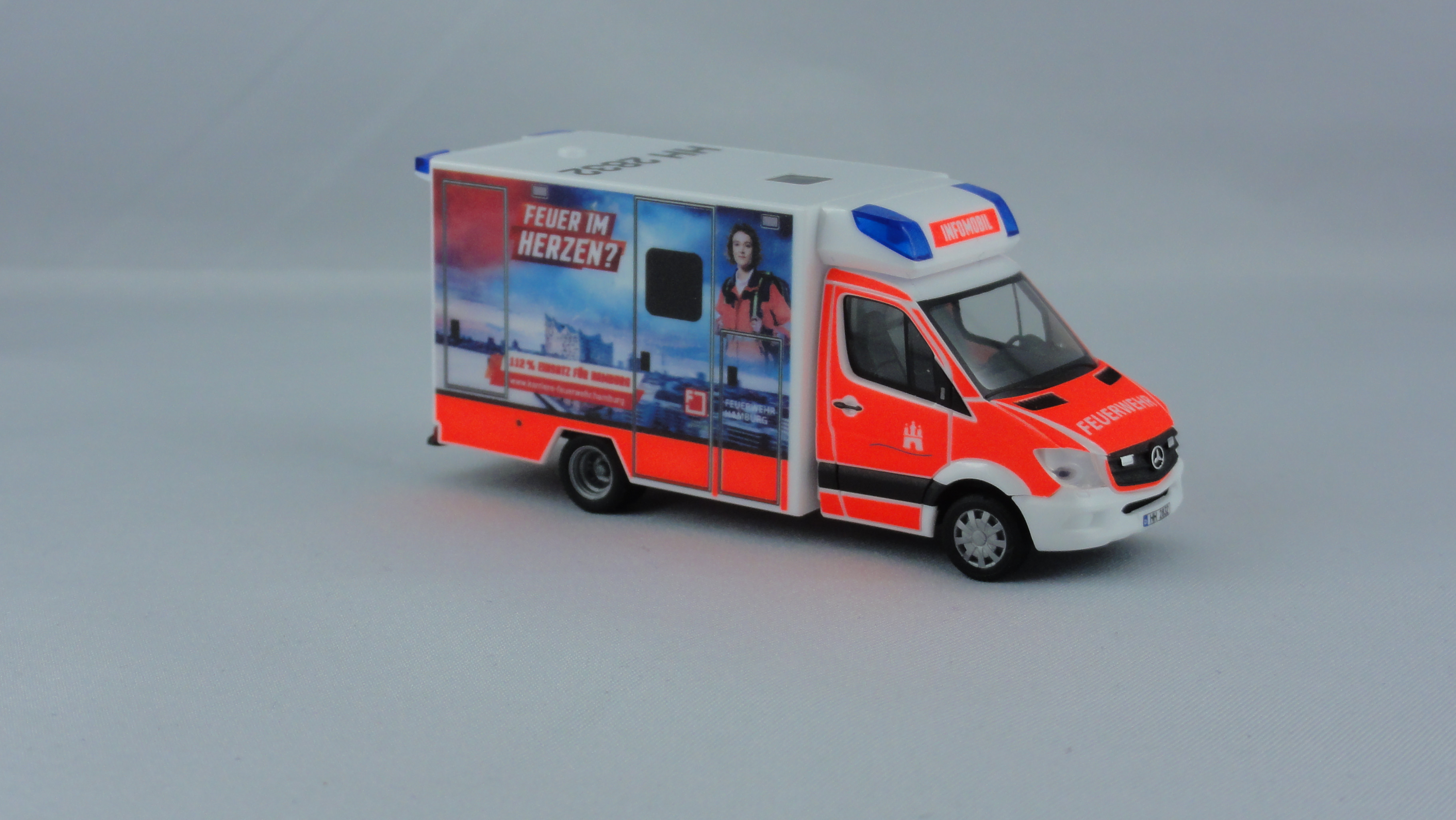 Herpa MB Sprinter 13 RTW / Infomobil  BF Hamburg, HH 2832,Sondermodell