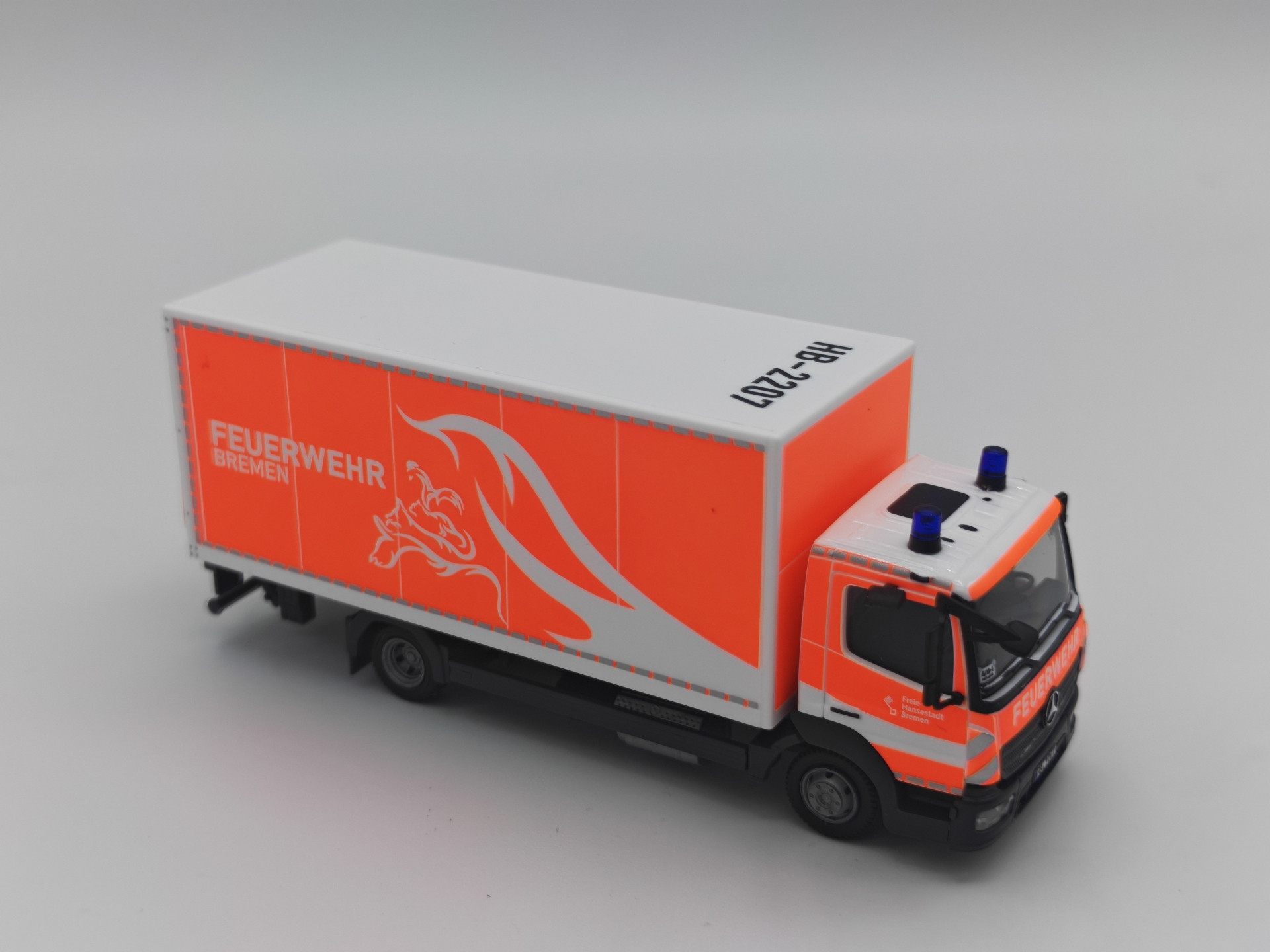 Herpa MB Atego 13 " GW Logistik Feuerwehr Bremen " Sondermodell